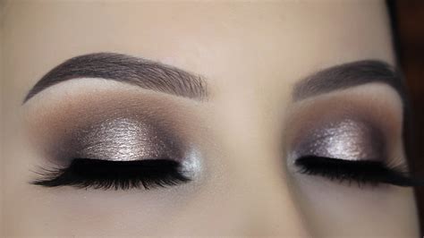 Apply a gray or black base all over your lid, using the warmth of your finger to blend. Halo Smokey Eye Makeup Tutorial