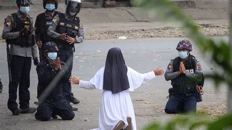 En Birmanie une religieuse agenouillée devant les militaires devient le symbole de la