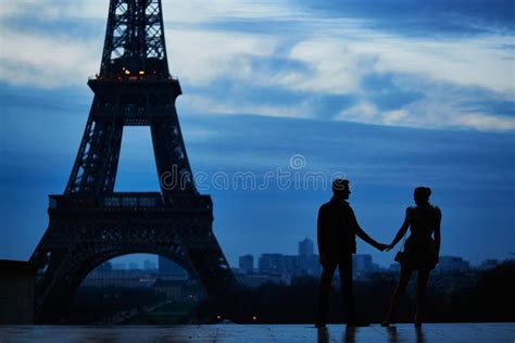 Silhouettes Of Young Romantic Couple Near The Eiffel Tower Stock Photo