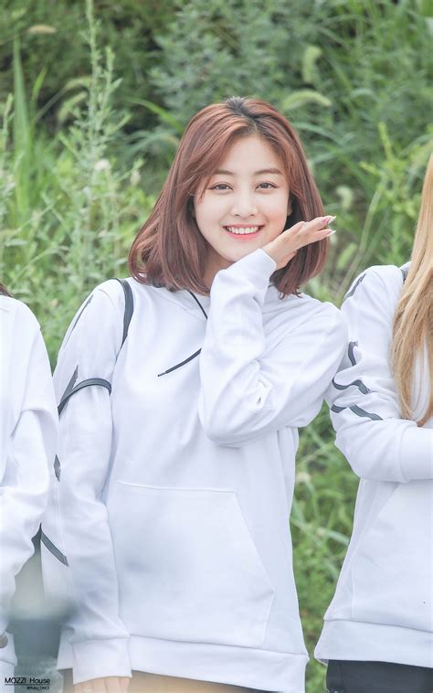 Personel twice, mina, momo, tzuyu, nayeon, sana, jihyo, chaeyoung, dahyun, jeongyeon saat konferensi pers di tangerang, banten. Foto Jihyo Twice Rambut Pendek - Info Korea 4 You