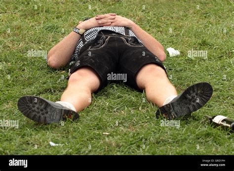 Betrunkener Mann In Lederhose Schlafen Auf Dem Oktoberfest Stockfotografie Alamy