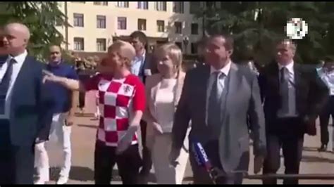 وَلا خَيرَ في خِلٍّ يَخونُ خَليلَهُ. ود مسيخ يتغزل في رئيسة كرواتيا 😍 - YouTube