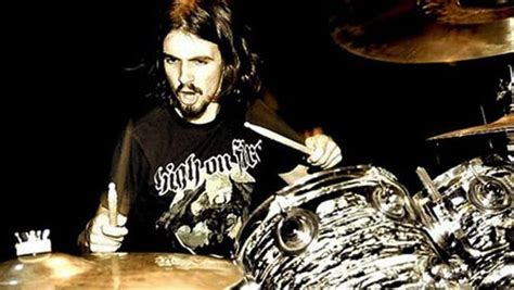 El funeral del musico se realizará en privado por lo que la familia pide respeto a los fanáticos y a los medios comunicación. Jay Weinberg, nuevo baterista de Slipknot en vídeos