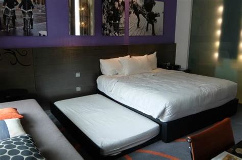 והכי טוב, המלון מאפשר לכם לחוות. king-size bed with pull-out bed - Picture of Hard Rock ...
