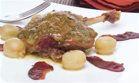 Una receta tradicional francesa, el confit de pato, es una receta gourmet que seguro impresionará a tus invitados. Receta de Confit de pato al horno con uvas - Eva Arguiñano