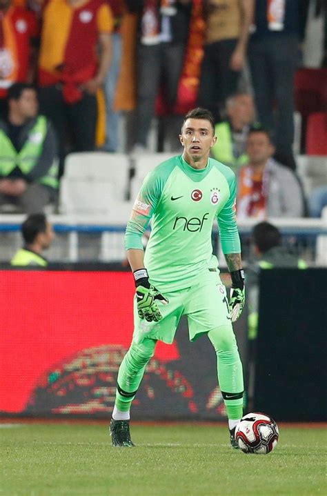 Nestor fernando muslera is a goalkeeper and is 6'3. Fernando Muslera | Muslera