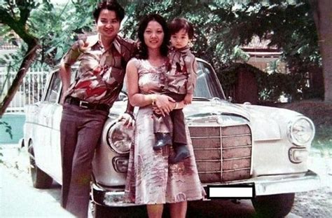 Foto Jadul Keluarga Di Depan Mobil Mercy 1970 An Hal Ini Bikin Salfok