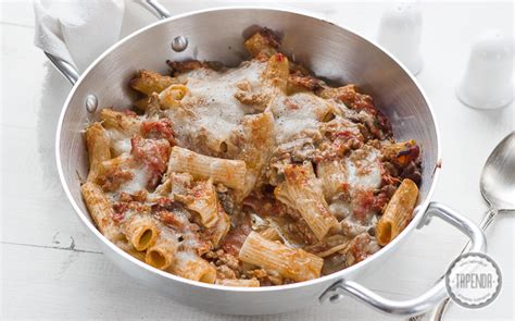 Se avete della carne macinata di agnello potreste preparare delle sfiziose ed originali polpette fusion: Rigatoni al forno con carne macinata - ricetta - Tapenda.it