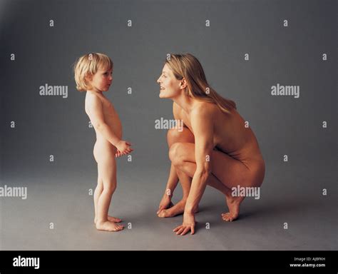 Nackt Bild Von Mutter Und Sohn Spielen Stockfotografie Alamy