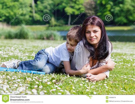 Мать и сын лежа на траве стоковое фото изображение насчитывающей мать