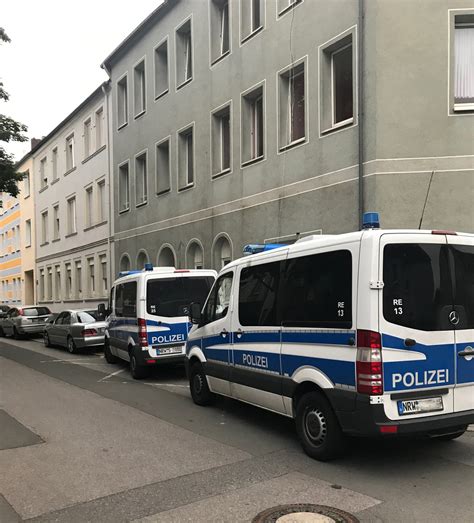Wann sind mängel in der wohnung wirklich ein mängel? Polizei und Amtsvertreter überprüfen Wohnungen - Schwere ...