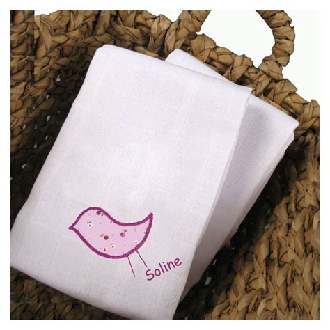 Les carré sont doux et pratiques pour les premiers repas de bébé. Un lot de langes bébé brodés d'un délicat oiseau et d'un ...