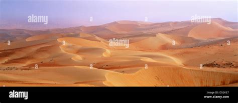 Sand Dunes In The Rub Al Khali United Arab Emirates Stock Photo Alamy