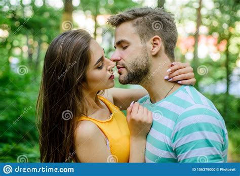 Dare Un Bacio Seduzione E Preliminari Un Bacio Sensuale Di Una Bella