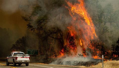 Ilustrasi kebakaran rumah di negara bagian california pada 19 agustus 2020 (antara foto/reuters/stephen lam). FOTO: Kebakaran Hutan, California Merah Membara - Global ...