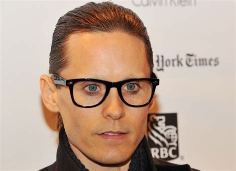 He made his debut with minor roles in the television shows camp wilder (1992) and almost home (1993). Jared Leto raspa as sobrancelhas para filme com ...