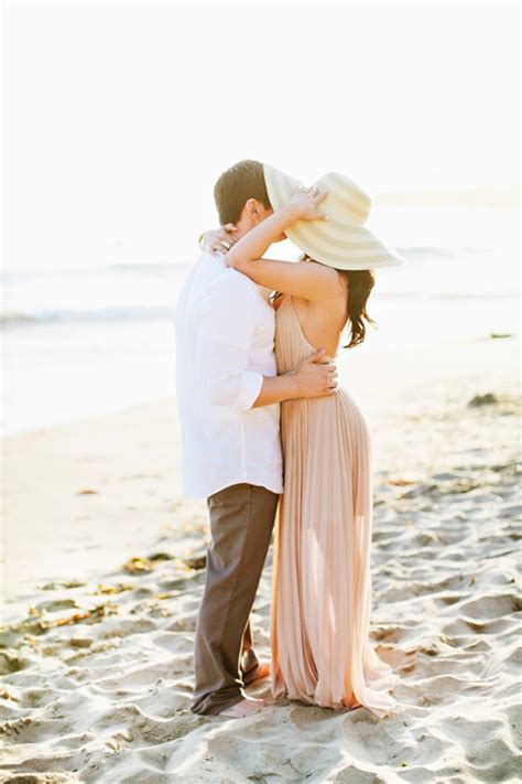 20 Romantic And Fun Beach Engagement Photos Praise Wedding