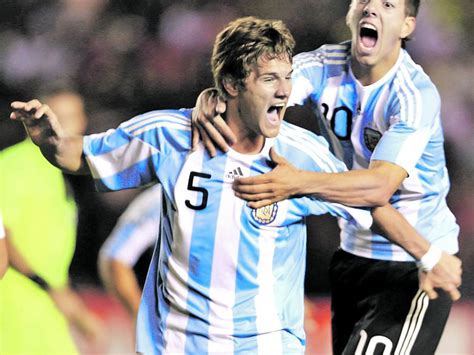 Zucu entrena en el complejo deportivo doble cinco, del cual es dueño. Bruno Zuculini le dio el triunfo a Argentina sobre Perú en ...