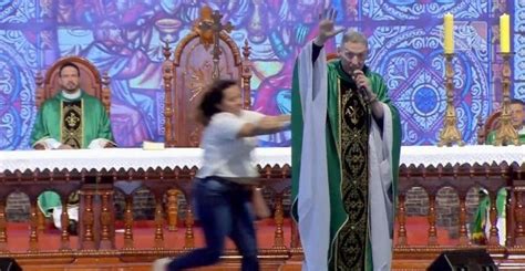 O sacerdote estava em um programa de tv e compartilhou com os internautas momentos de uma celebração. Padre Marcelo Rossi vai lançar livro com reflexões após ...