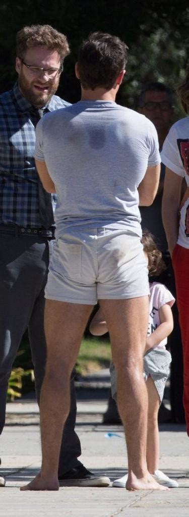 Famous Bulges On Twitter Zac Efron Grabbing His Bulge