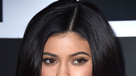 See What It Looks Like When Kylie Jenners Makeup Artist Glams Up Khloe
