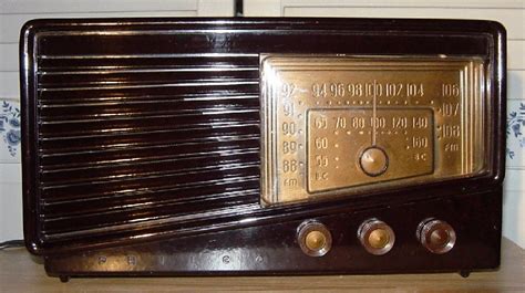 Philco Model Brown Bakelite Table Radio