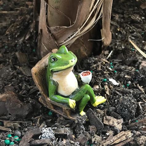 Miniature Resin Frog Figurine Statue For Garden Dongsheng
