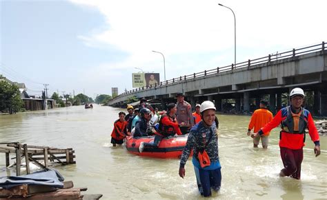 Proses Evakuasi Masyarakat Terdampak Banjir Di Karanganyar Demak IOF