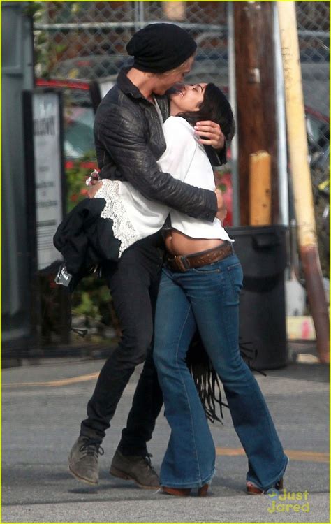 Vanessa Hudgens And Austin Butler Kissing Couple Photo 452697 Photo
