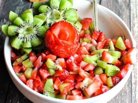 Grilled chicken gets a festive accompaniment with this fresh, grilled salsa. Salsa aux fraises et kiwi | Recipe | Healthy, Marinated ...