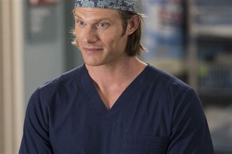 Grey S Anatomy Season 15 Episode 10 Recap Link Makes His Play For