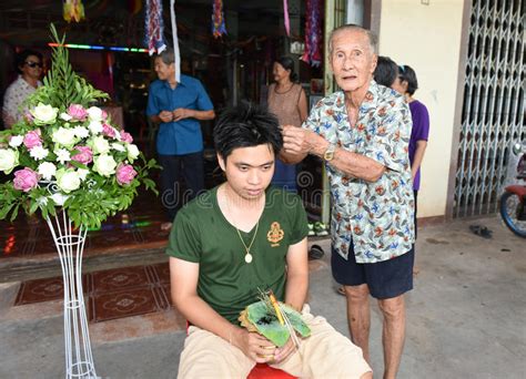 nakhonnayok thailand am 3 juli rasierte ordinierte buddhistische zeremonie redaktionelles