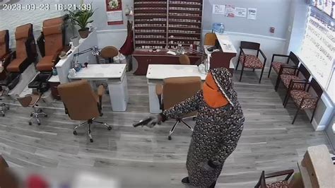 Police Search For Suspects In 2 Armed Robberies At Nail Salons 1 Woman