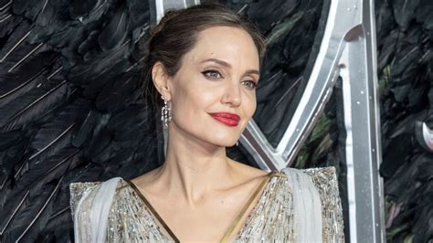 Angelina Jolie Posiert Nackt Und Sendet Eine Wichtige Botschaft