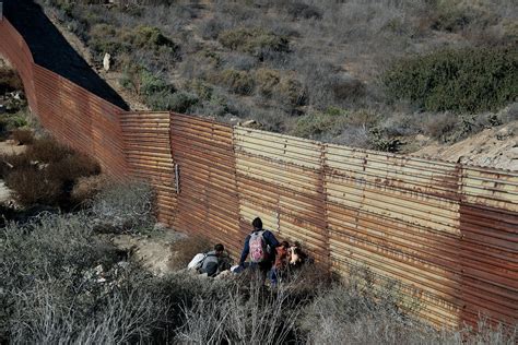 Las Imágenes De Cómo Cruzan Los Migrantes El Muro En La Frontera Entre
