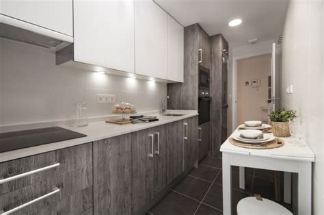 Diseño de cocina blanca con isla gris. Foto: Cocina Moderna en Tonos Gris y Blanco #243925 ...