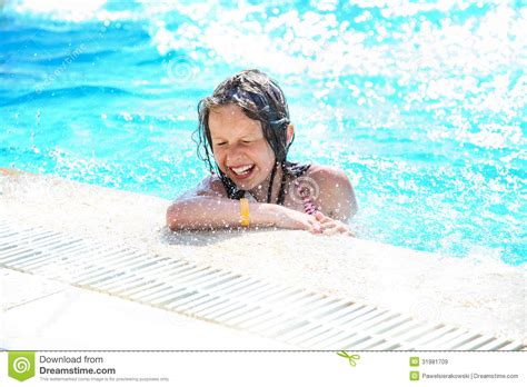 Lächelndes Nettes Kleines Mädchen Das Spaß Im Swimmingpool Hat Stockbild Bild Von Spiel