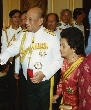 Ibni sultan badlishah (born 24 september 1929) is the heir presumptive although he is sometimes called heir apparent due to him being invested raja muda, this is not technically true since he may still be displaced in the line of succession by a son born to the. WARISAN RAJA & PERMAISURI MELAYU: Raja Muda Kedah Tunku ...