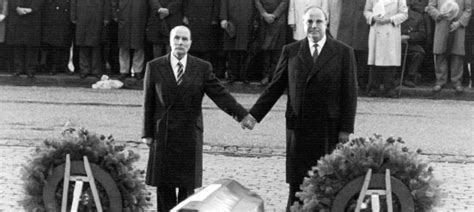 Mitterrand, a soldier in the french army, was captured by the germans in world war ii during fighting in 1940 near verdun. Kohl und Mitterrand in Verdun: Warum reichten sie sich die ...