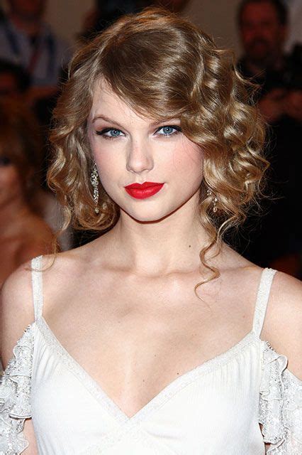 Taylor Swift S Best Beauty Moments Have This In Common Taylor Swift Red Lipstick Taylor Swift