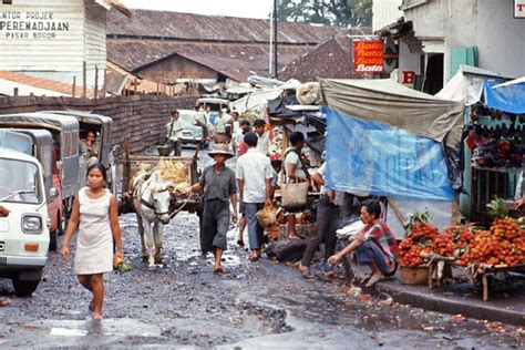 Fascinating Photos Capture Everyday Life Of Indonesia In The Early S Vintage News Daily