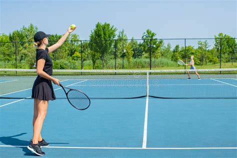 Zwei Sportliche Frauen Spielen Padel Auf Tennisplatz Stockbild Bild Von Spielen Mannschaft