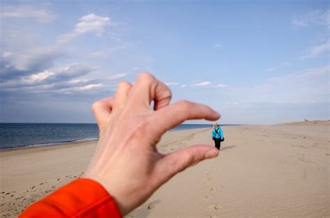 15 Of The Coolest Forced Perspective Photos Oddee