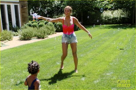 Beyonce And Blue Ivy Play Peek A Boo In New Tumblr Pics Photo 2974550