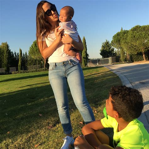 Ivana rodríguez resolveu recordar momentos de infância e publicou uma série de fotografias antigas da irmã, georgina, no instagram. Irmã de Georgina Rodríguez abre o Instagram ao mundo e ...