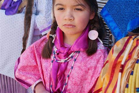 A Young Native American Girl In Traditional Clothing Del Colaborador