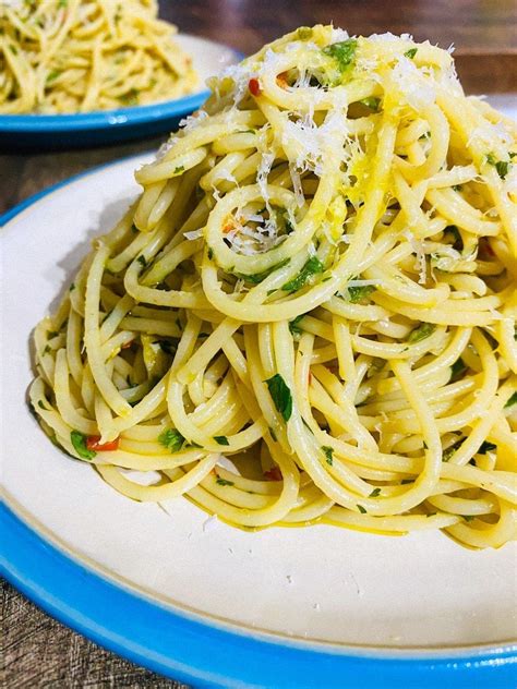 If you're not into spicy food, just go easy on the. Spaghetti aglio e olio | Recipe in 2020 | Olio recipe ...
