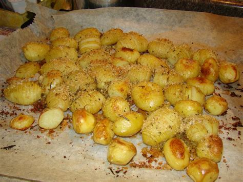 Polpettone di tonno e patate un secondo facile e veloce da preparare, saporito, semplicissimo e che potrete servire sia caldo che freddo.a dire il vero potete anche prepararlo in versione estiva senza cuocerlo in forno e farete anche prima, io questa volta ho preparato la versione classica, buonissimo e con quella crosticina croccante sopra che lo rende davvero irresistibile. Patate novelle gratinate al forno · Viaggiare come mangiare