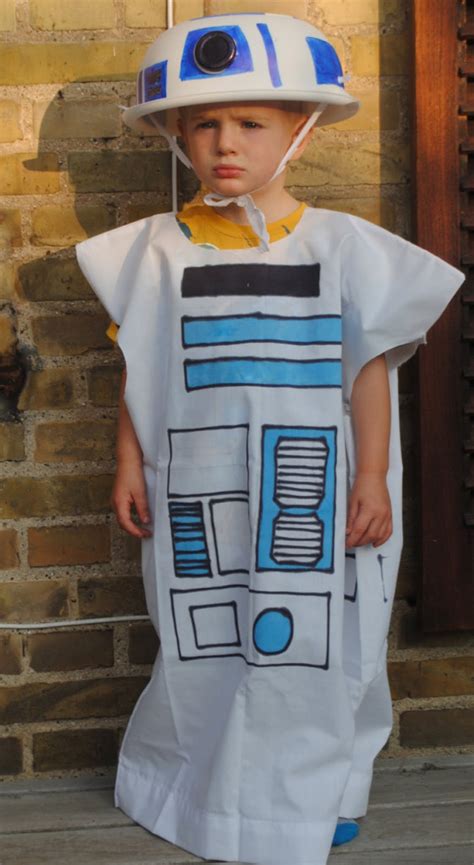 A baby bodysuit, a hat, and some paint is really it all it takes to create an adorable baby costume. DIY Pillowcase R2D2 Costume Tutorial - Andrea's Notebook