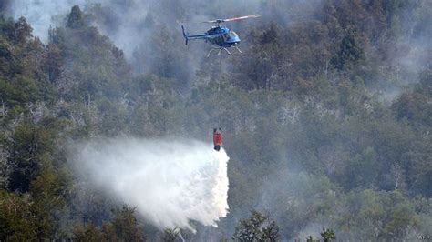 Cinco incendios gigantescos se han registrado en chubut y río negro, al sur de argentina, dejando un saldo de 15 personas desaparecidas. Argentina: incendio forestal en Patagonia se acerca a ...